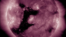 На Солнце увидели дыру в форме единицы — что это значит