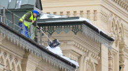 Столичные коммунальщики-экстремалы вышли на уборку снега с крыши без страховки