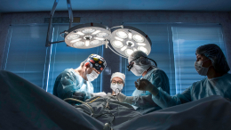 Свердловские онкологи удалили мужчине опухоль весом со взрослого человека