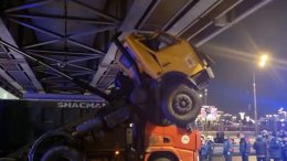 Самосвал «встал на дыбы» и застрял под мостом в Москве