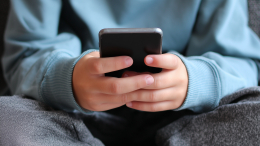 Детям не игрушка: врачи рассказали о последствиях использования смартфонов