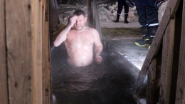 Около 600 человек приняли участие в крещенских купаниях при температуре -40 в Кемерово