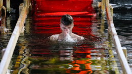 На стыке веры и культуры: миллионы верующих окунулись в проруби на Крещение