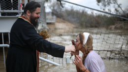 Великий чин освящения воды прошел в канун Крещения на Западном берегу реки Иордан
