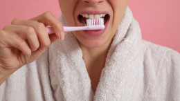 В Тюмени 19-летняя девушка проглотила щетку во время чистки зубов