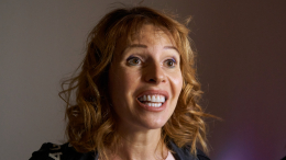 От коровьих фекалий до ударов по щекам: звезды поделились секретами красоты