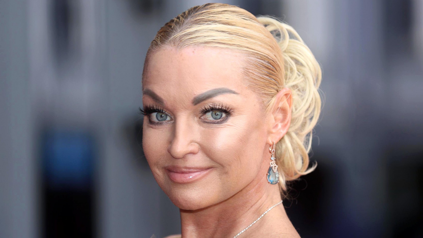 Поздравления, награды и шоу для фанатов: как Волочкова отметила 50-летие