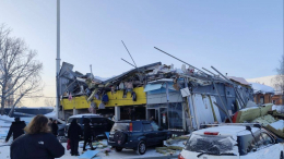 Как карточный домик: крыша торгового центра обвалилась в Новосибирске — видео