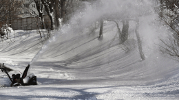 Дама с ковшом: в Москве женщина угнала снегоуборочную машину
