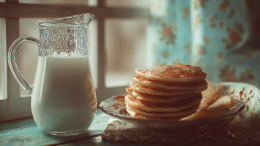Не спешите выливать: безопасно ли использовать прокисшее молоко для выпечки