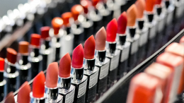 Чем опасна ваша любимая помада: яд накапливается внутри организма годами