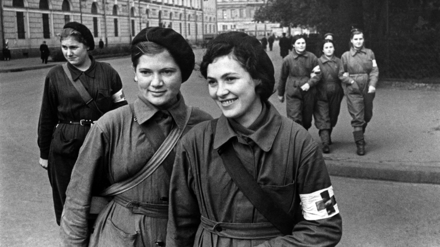 Опилки, мох и хвоинки ели: чем лечили в блокадном Ленинграде