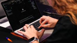 Мошенники начали использовать архивные фото россиян для создания дипфейков