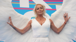 Платье лебедя из страусиных перьев: сколько стоил юбилейный наряд Волочковой