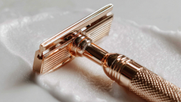 Впервые в жизни решил побрить подмышки: мужчина взял бритву у жены и умер