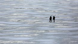 Льдину с рыбаками унесло в море на Сахалине