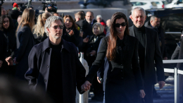 На похороны — не в черном: некоторые гости пришли на прощание с Валентино в красном