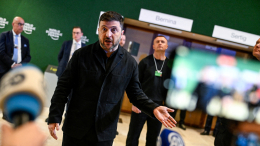 «Рычите по утрам»: Зеленский греет руки в Давосе пока Украина замерзает