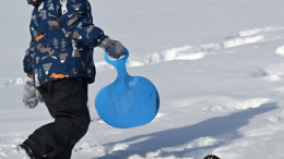 В Подмосковье мальчик выехал на ледянке под колеса машины и погиб