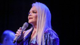 Раскупили, а потом вернули? Почему люди сдают билеты на концерт Долиной