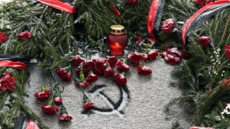 На Пискаревском кладбище возложили цветы в День освобождения Ленинграда от блокады