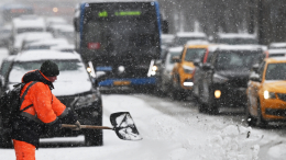 Снегопад парализовал столицу: Москва встала в девятибалльных пробках