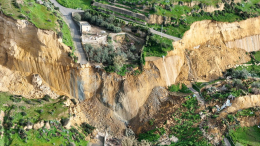 Стихия против людей: итальянский город оказался у края обрыва из-за оползня