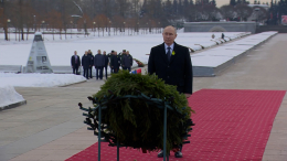 Путин почтил память погибших в годы блокады ленинградцев на Пискаревском кладбище