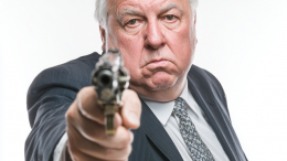 Пистолет из игрушечного магазина довел пенсионера до скамьи подсудимых