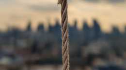 Мужчина спустил ребенка на тросе с балкона многоэтажки в Воронеже