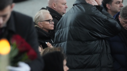 Еле сдерживала слезы: Лариса Долина пришла на прощание с Александром Олейниковым