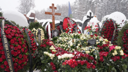 Александра Олейникова похоронили на Троекуровском кладбище в Москве