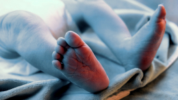 В Якутии женщина родила у регистратуры медцентра — ребенок получил травму