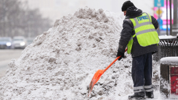 Машины в сугробах и километровые пробки: когда закончится снегопад в Москве