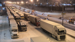 В белом плену: Москву сковали девятибалльные пробки из-за снегопада