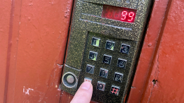 Подростки из Оренбурга прославились пением в домофоны