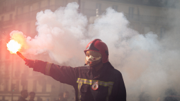 Пожарные стали поджигателями: новые протесты во Франции