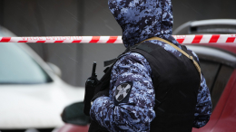 На козырьке многоквартирного дома в Тюмени нашли тело мужчины