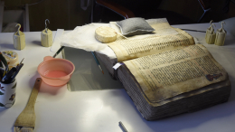 История в руках: в Екатеринбурге открыли центр восстановления книг-долгожителей