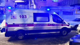 В Мытищах стеклянная крыша остановки рухнула на девушку