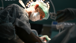 В России врачи успешно прооперировали ребенка с крайне редкой кистой за ухом