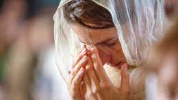 Стоять или сидеть: как правильно молиться и вести себя на службе в храме
