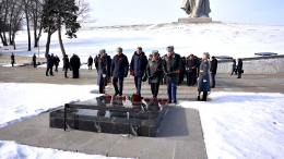 В Волгограде возложили цветы на Мамаевом кургане в честь победы в Сталинградской битве