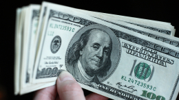 Доллар упал до 4-летнего минимума: что происходит с американской валютой