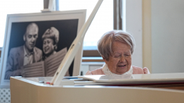 Музыка эпохи — в открытом доступе: Александра Пахмутова передала личный архив «Ленинке»