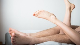 Секс спасут носки: невролог рассказал, почему холодные ноги «крадут» оргазм