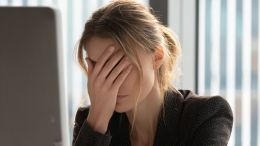 Мини-юбка против регламента: в Петербурге руководителя уволили за внешний вид