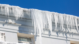 Сосульки-убийцы: как избежать ледяного удара и что делать, если вы пострадали