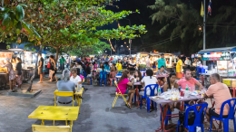 Туристы перепутали поминки со шведским столом ресторана и поели бесплатно