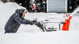 Лопата или воздуходувка: что эффективнее справится с уборкой снега